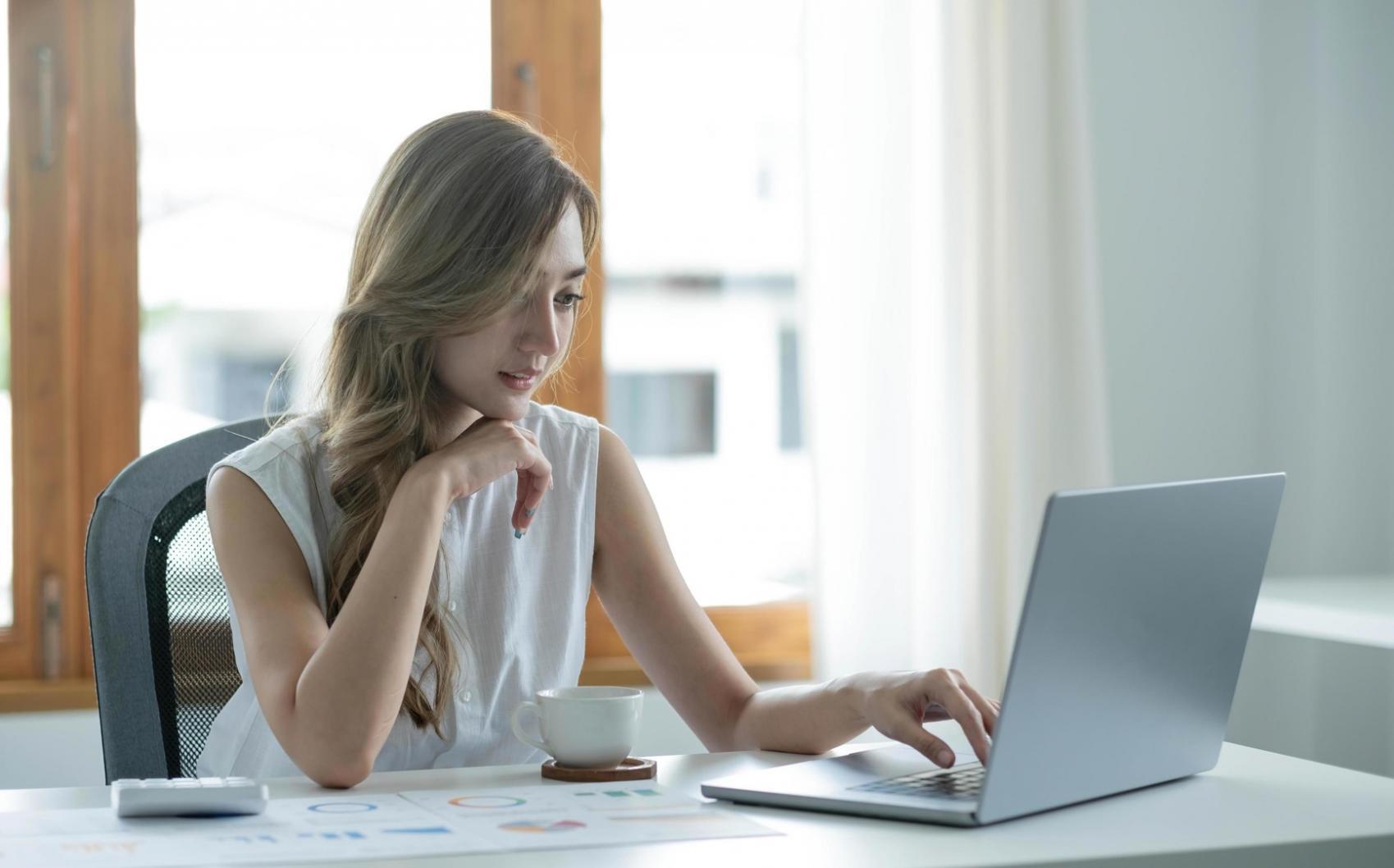Profesional analizando datos financieros en oficina moderna